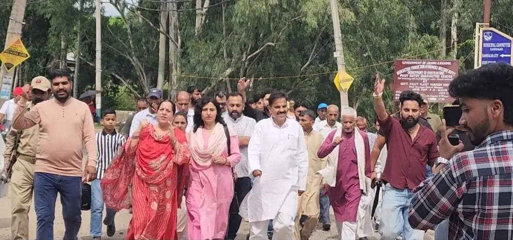 पैंथर्स पार्टी का रामनगर थाने के बाहर प्रदर्शन, 2024 चुनावों में कथित अनियमितताओं पर कार्रवाई की मांग