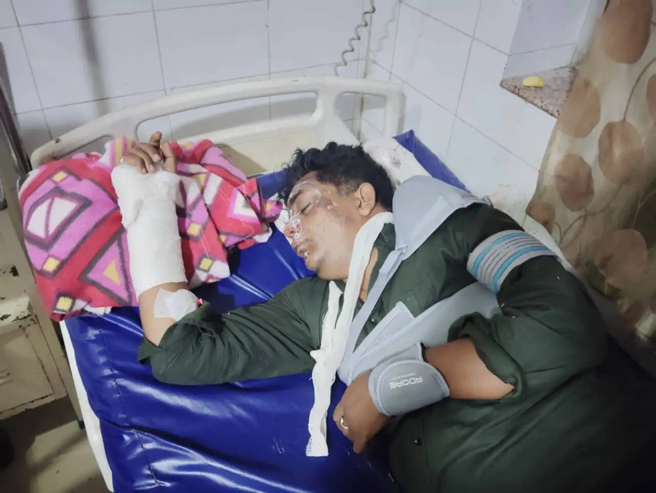 मीडियाकर्मी हादसे में घायल, बाइक को टक्कर मार फरार हुआ कार चालक