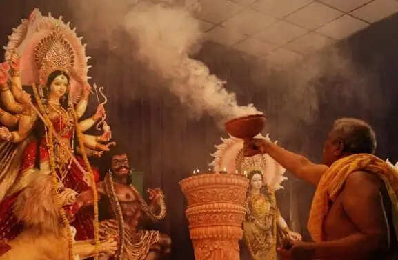 दुर्गापूजा पंडाल से भटके 36 बच्चे-बुजुर्गों को युवा दस्ता ने मिलाया परिवार से