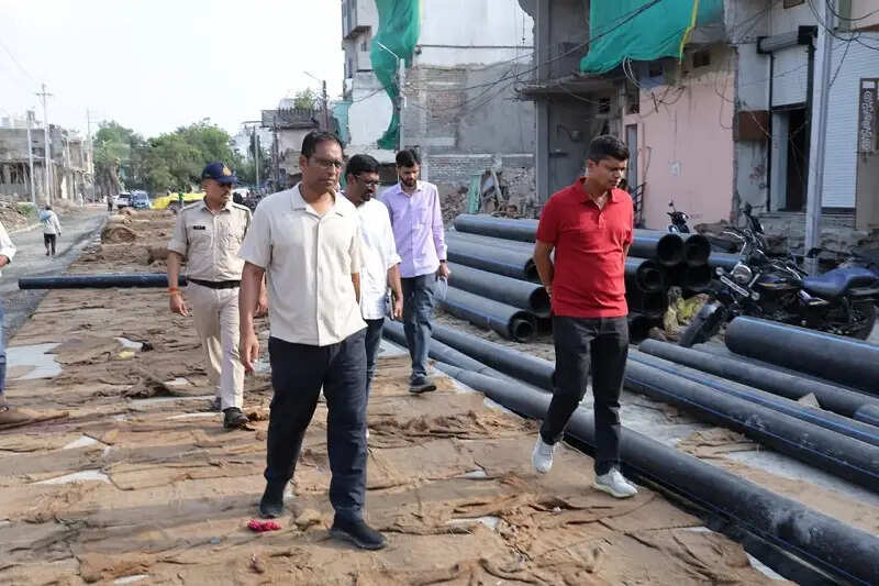 उज्जैनः संभागायुक्त नगर निगम द्वारा निर्माणाधीन मार्ग चौड़ीकरण कार्य का निरीक्षण किया