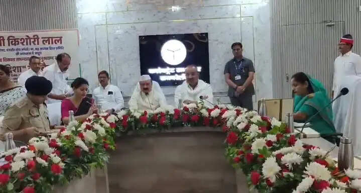 दिशा की बैठक में विकास से जुडे मुद्दों पर हुई चर्चा, राहुल गांधी के प्रतिनिधि अमेठी के सांसद किशोरी लाल ने की अध्यक्षता