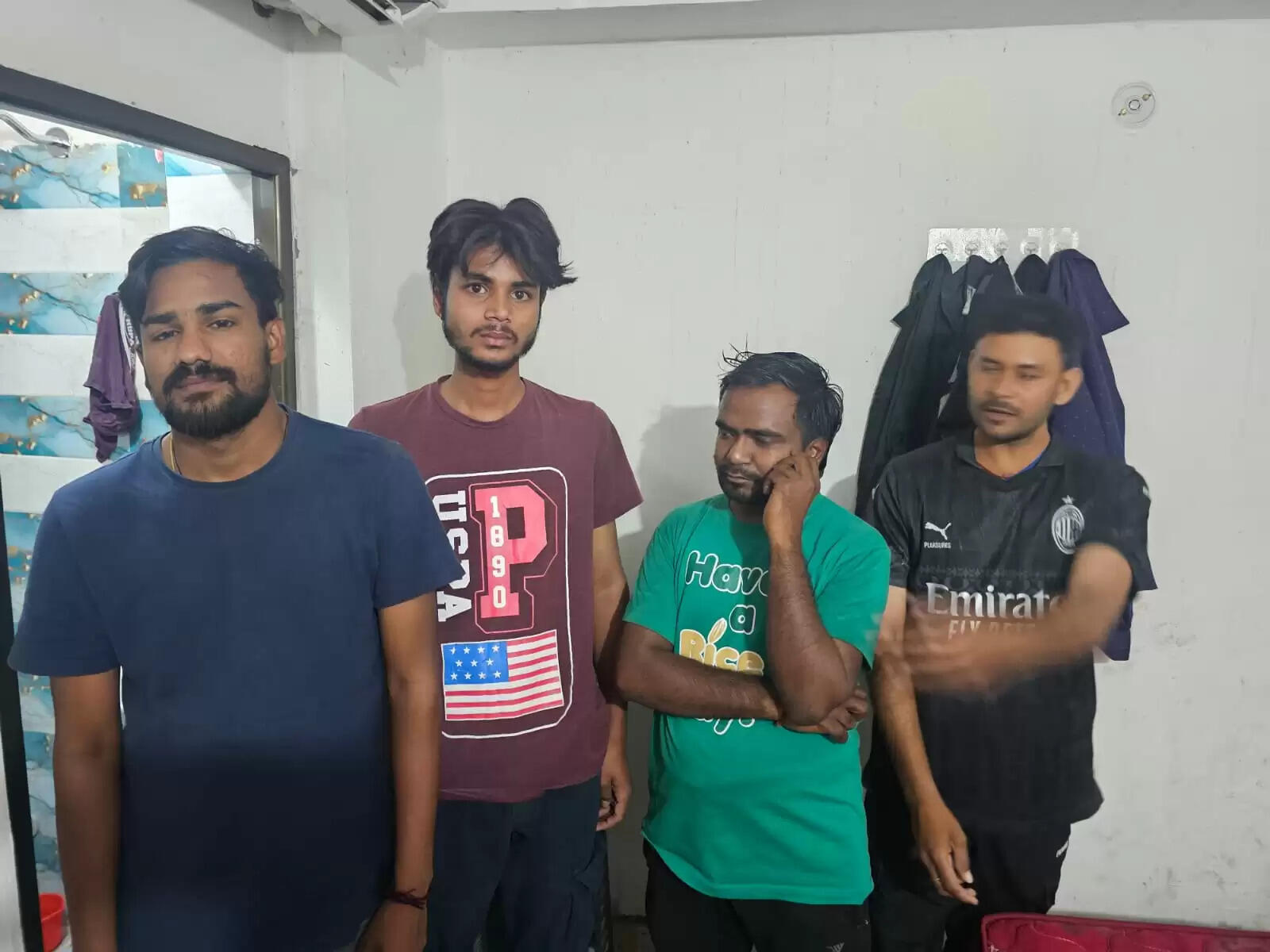 पुलिस ने सुंदरपुर इलाके में देह व्यापार के अड्डे का किया भंडाफोड़,चार युवक,दो युवतियां गिरफ्तार