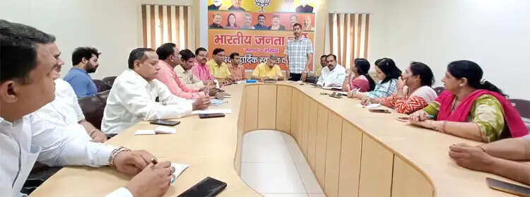 भाजपा जिला पदाधिकारियों की बैठक में आगामी कार्यक्रमों पर मंथन