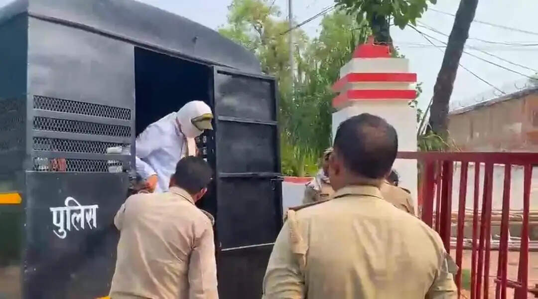दूल्हा हत्याकांड में एक लाख के इनामी ने पुलिस को चकमा देकर कोर्ट में किया आत्मसमर्पण, भेजा गया जेल