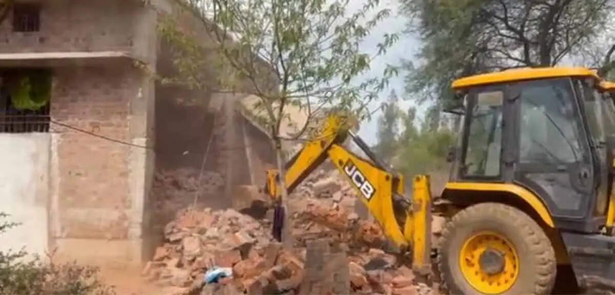 रायपुर&nbsp;के&nbsp;माना&nbsp;स्थित&nbsp;नकटी गांव के&nbsp;कई&nbsp;घरों पर चला प्रशासन का बुलडाेजर,&nbsp;एक&nbsp;हजार&nbsp;से&nbsp;अधिक&nbsp;पुलिस जवान तैनात