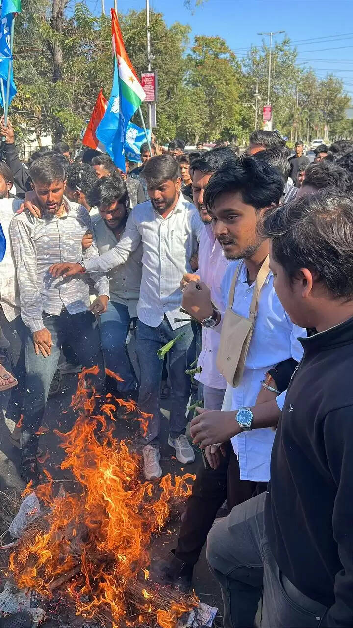 एनएसयूआई ने मंत्री प्रतिमा बागरी के खिलाफ किया प्रदर्शन, इस्तीफा मांगा, प्रदेश अध्यक्ष-उपाध्यक्ष सहित 50 कार्यकर्ता गिरफ्तार