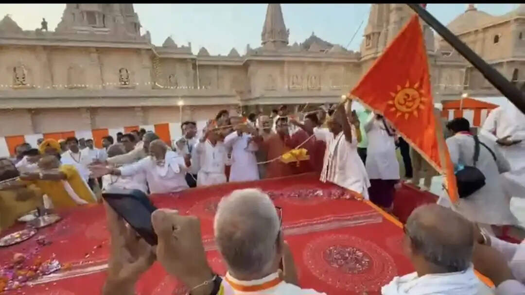 राम जन्मभूमि परिसर :&nbsp;शेषावतार मंदिर के शिखर पर संतों ने किया ध्वजारोहण