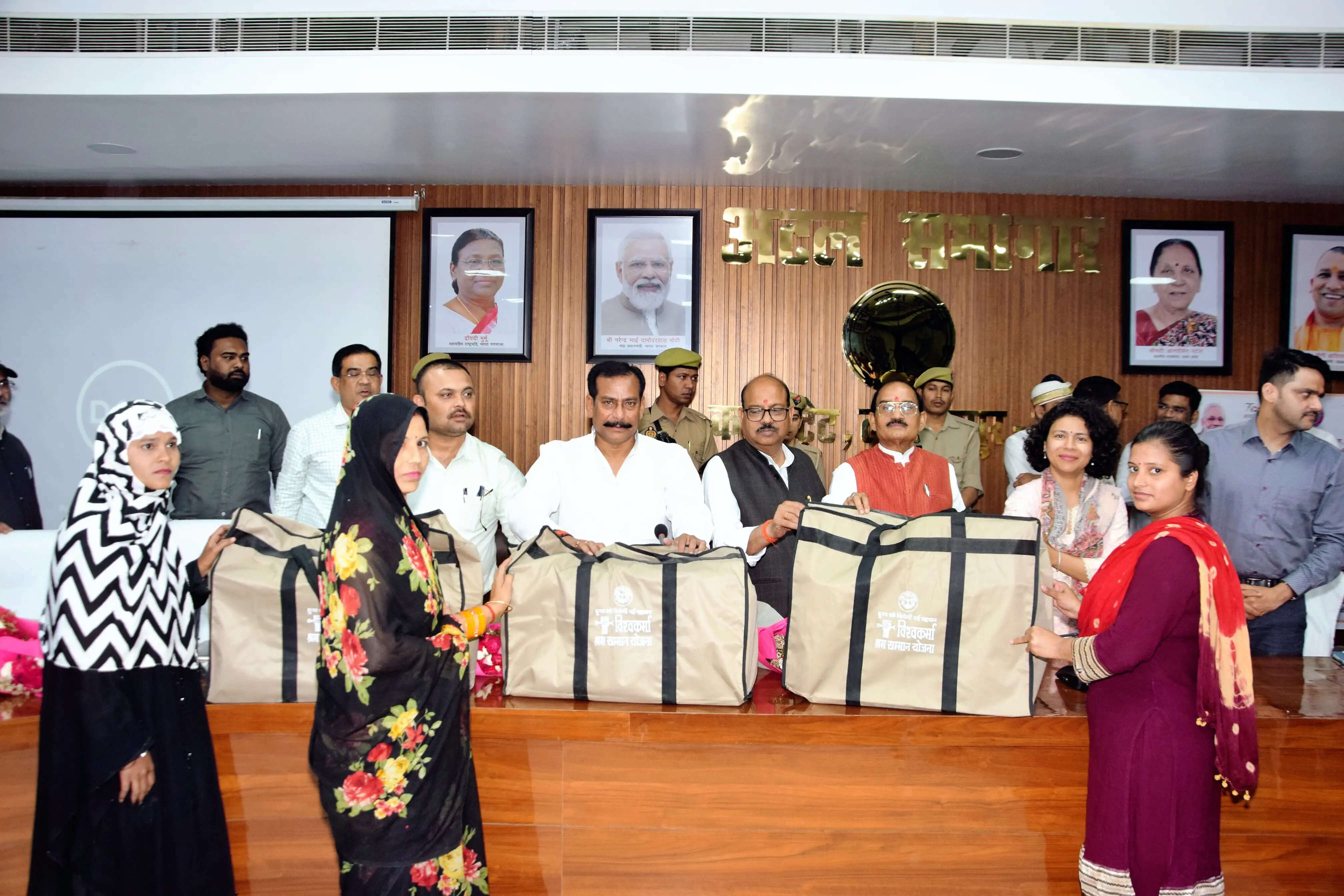 योगी सरकार के “नव निर्माण के नौ वर्ष पूरे, जनप्रतिनिधियों ने पेश किया रिपोर्ट कार्ड, गिनाईं उपलब्धियां