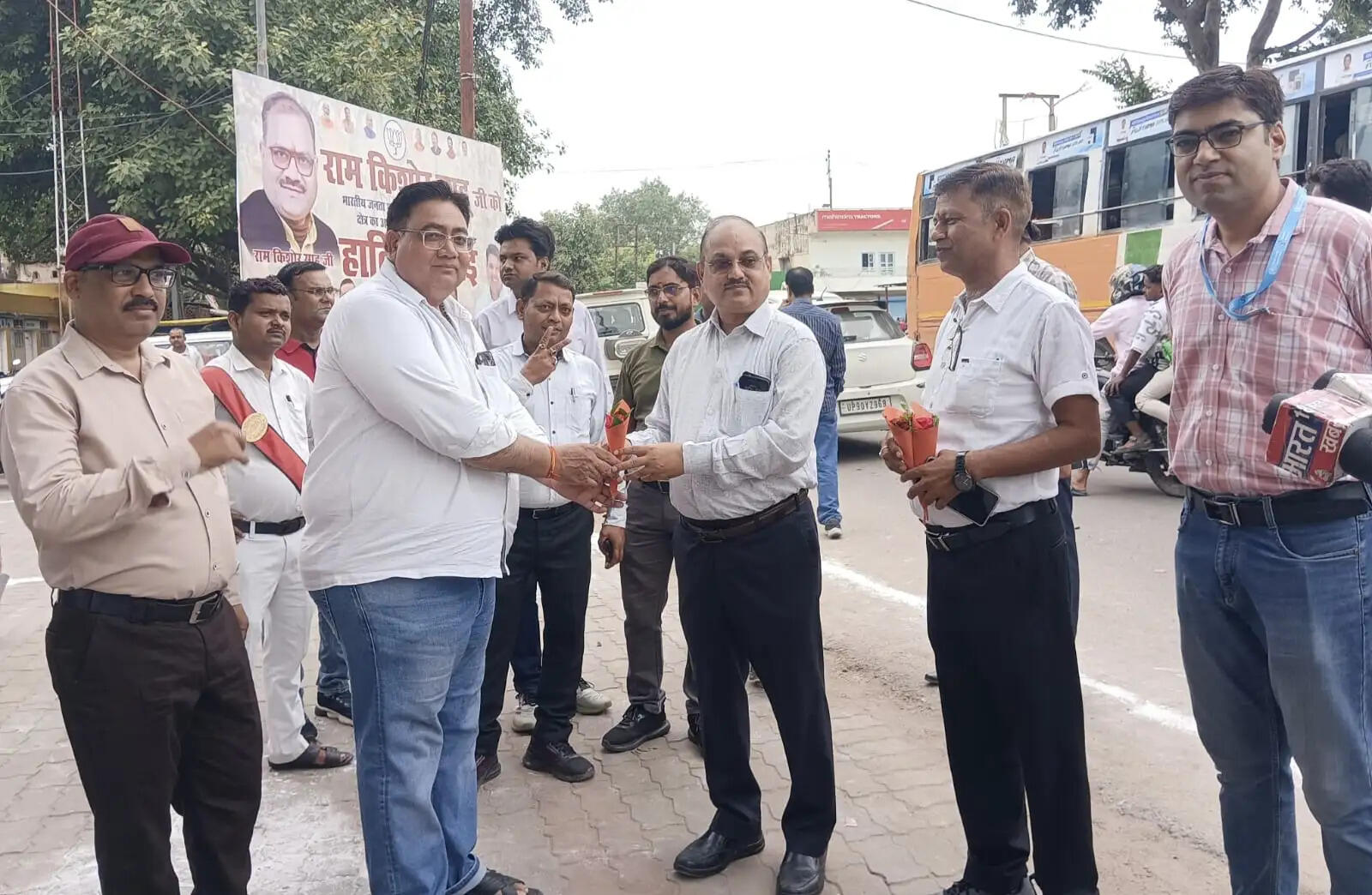 चित्रकूट : सीएमओ ने हरी झंडी दिखाकर की संचारी रोग नियंत्रण अभियान की शुरुआत