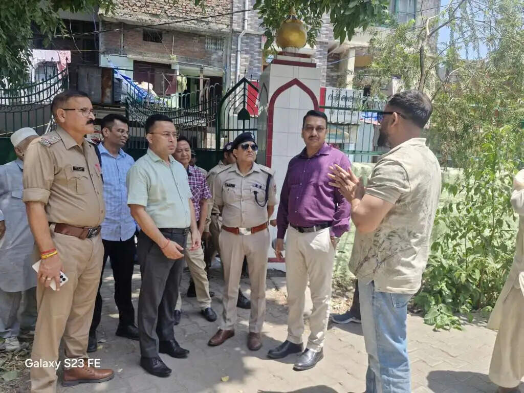 बकरीद को लेकर प्रशासन अलर्ट, सड़कों पर नमाज को लेकर सख्ती