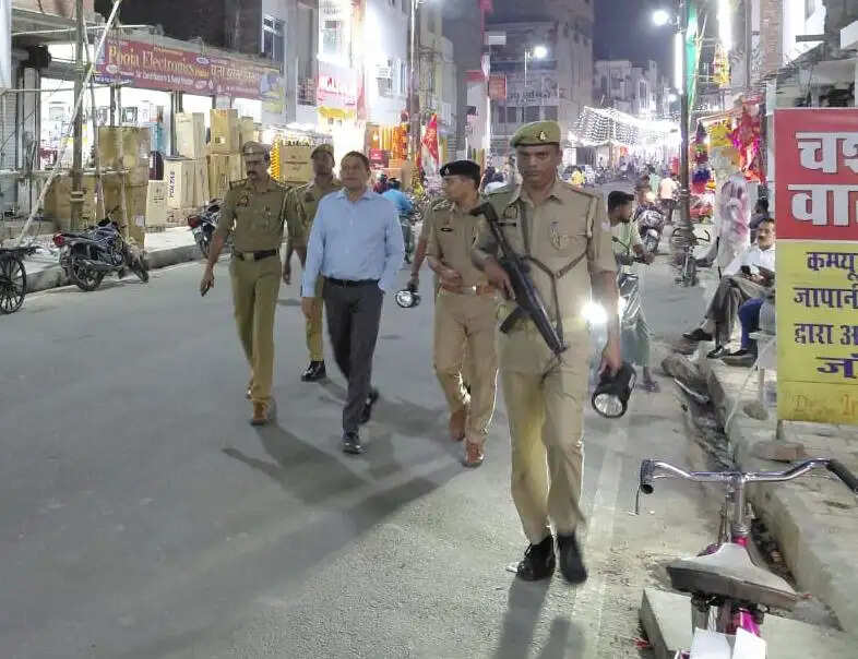 त्योहारों को लेकर पुलिस अलर्ट, एसएसपी ने कोतवाली क्षेत्र में किया पैदल गश्त