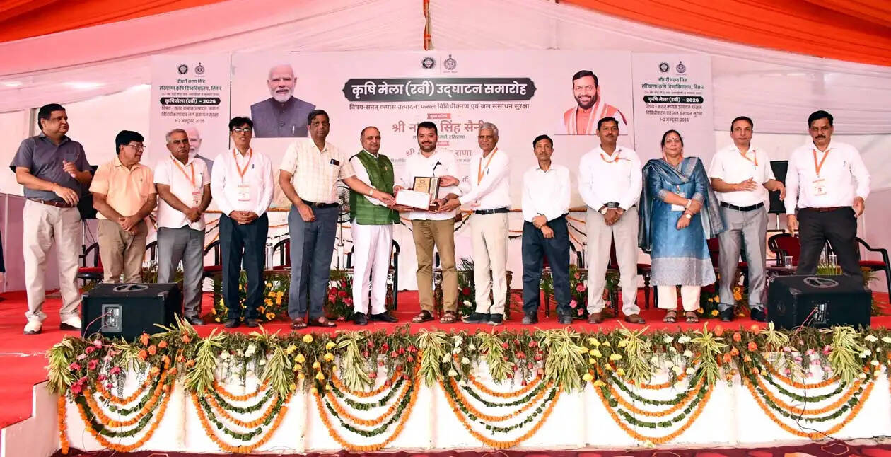 हिसार में आयाेजित किसान मेले में उत्कृष्ट स्टॉलों और प्रगतिशील किसानों को मिला सम्मान