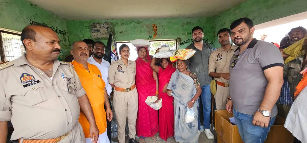 मुरादाबाद की सामाजिक संस्थाओं ने चित्रकूट बाढ़ पीड़ितों तक पहुंचाई राहत सामग्री