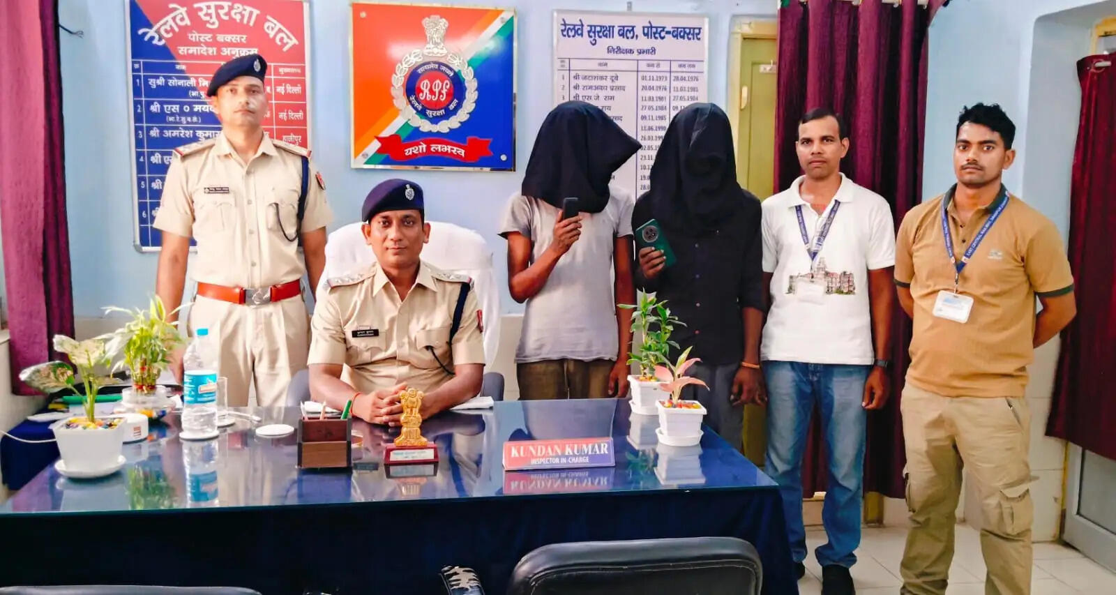 बक्सर स्टेशन पर चोरी के दो मोबाइल के साथ दो आरोपित गिरफ्तार