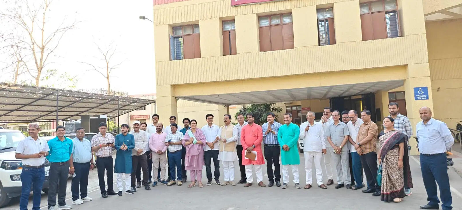 पूर्वांचल विश्वविद्यालय में अवसरों के असंतुलन पर शिक्षकों का विरोध, कुलपति को सौंपा ज्ञापन