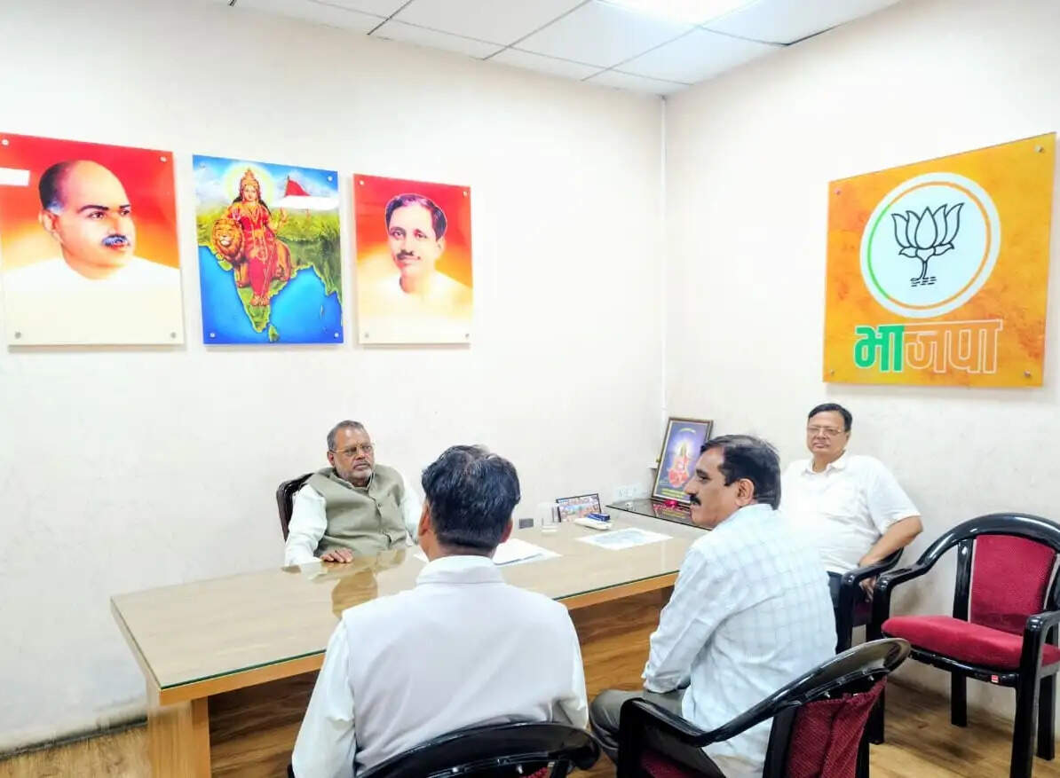 कार्यकर्ताओं की जनसमस्याएं सुन मंत्री कुशवाह ने दिए त्वरित निराकरण के निर्देश