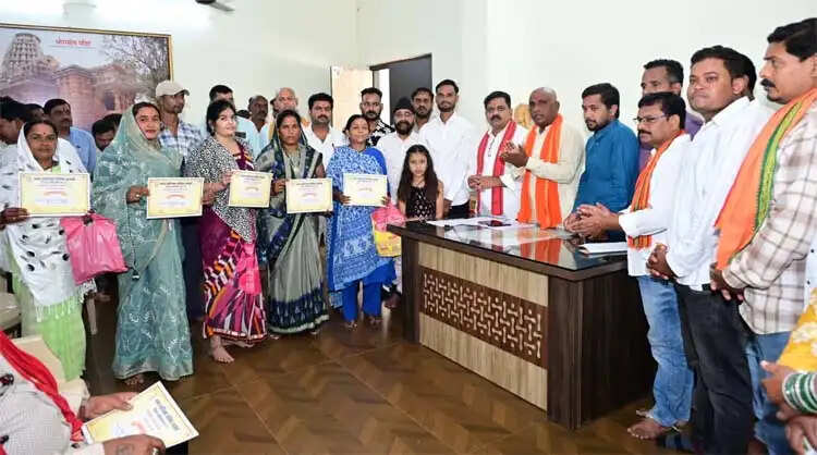 उप मुख्यमंत्री&nbsp;विजय शर्मा ने कवर्धा के हितग्राहियों को सौंपे पीएम आवास योजना शहरी 2.0 के स्वीकृति पत्र