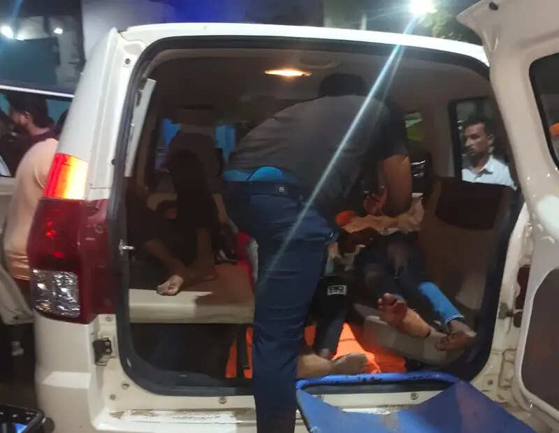 बड़वानीः डायल 112 के जवानों ने सड़क दुर्घटना में घायल 06 लोगों को कराया अस्पताल में भर्ती
