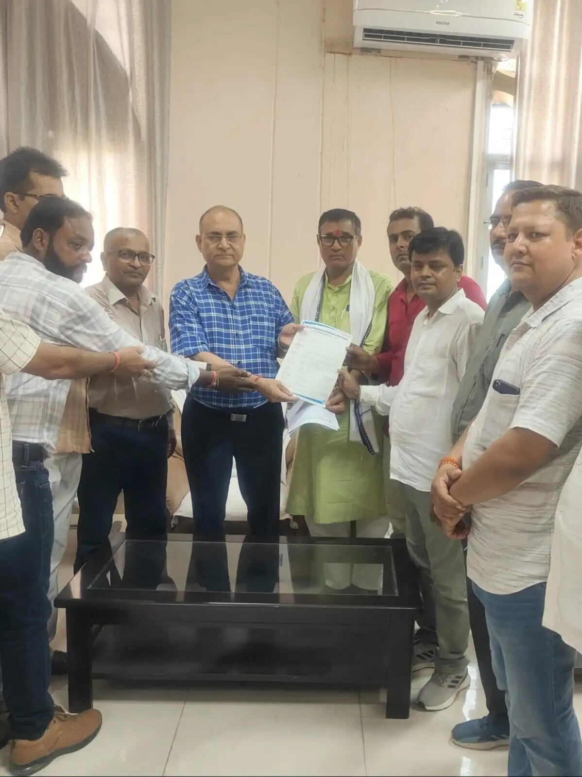 शिक्षकेत्तर कर्मचारियों ने 15 सूत्री मांगों को लेकर जयप्रकाश विश्वविद्यालय में दिया धरना