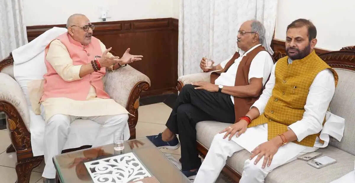 छत्तीसगढ़&nbsp;पहुंचे केंद्रीय मंत्री गिरिराज सिंह, सांसद बृजमोहन अग्रवाल ने किया स्वागत