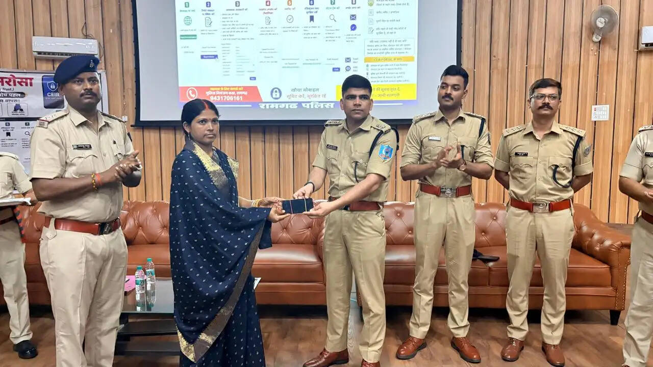 ऑपरेशन भरोसा के तहत चोरी और गुम हुआ 125 मोबाइल बरामद