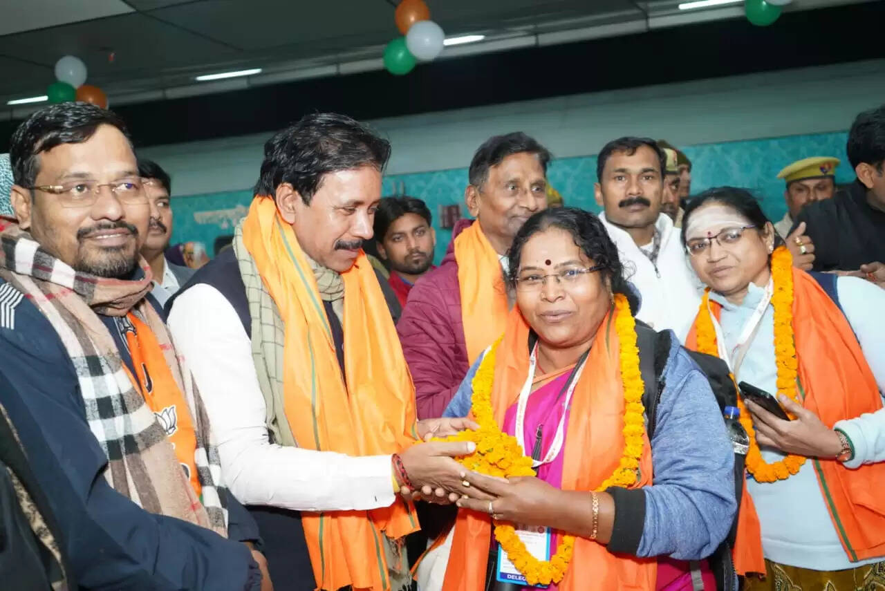 काशी तमिल संगमम-4.0: तमिलनाडु से काशी पहुँचा तीसरा दल, डमरू वादन और पुष्पवर्षा के बीच भव्य स्वागत