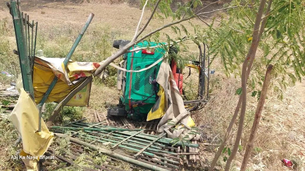 ट्रक ने टोटो में मारी टक्कर, बच्ची समेत छह लोग जख्मी; तीन पावापुरी