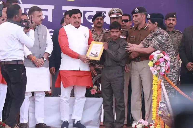 मप्र के बालाघाट में मुख्यमंत्री के समक्ष 2.36 करोड़ के इनामी 10 नक्सलियों ने किया आत्मसमर्पण