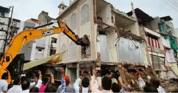 सिंहस्थ-2028 की तैयारियों के बीच उज्जैन में कार्रवाई, केड़ीगेट चौराहे की कमरुबाग मस्जिद का हिस्सा हटाया