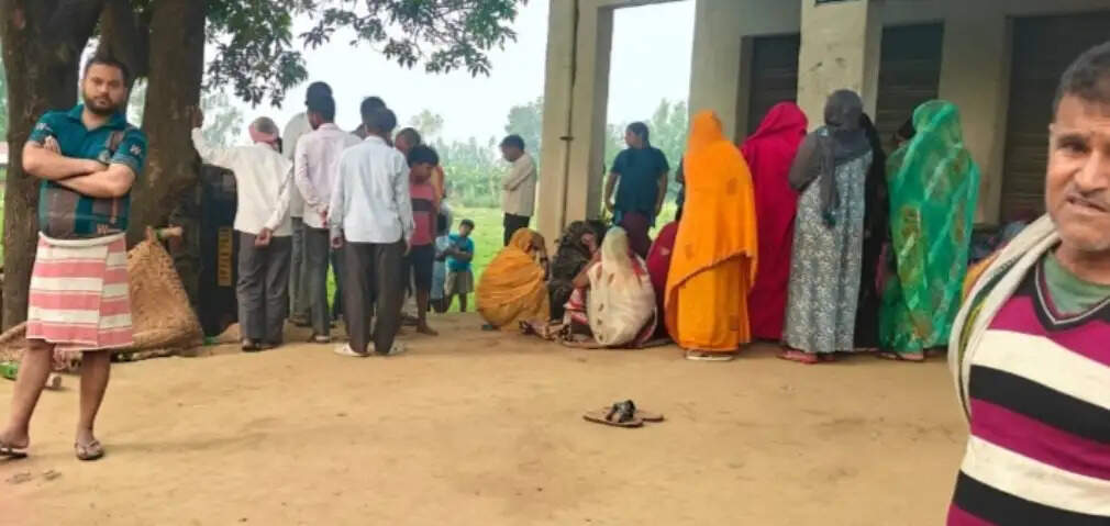सड़क किनारे सो रहे लोगों को बेकाबू लोडर ने कुचला, हादसे में एक रोडवेज बस चालक की मौत