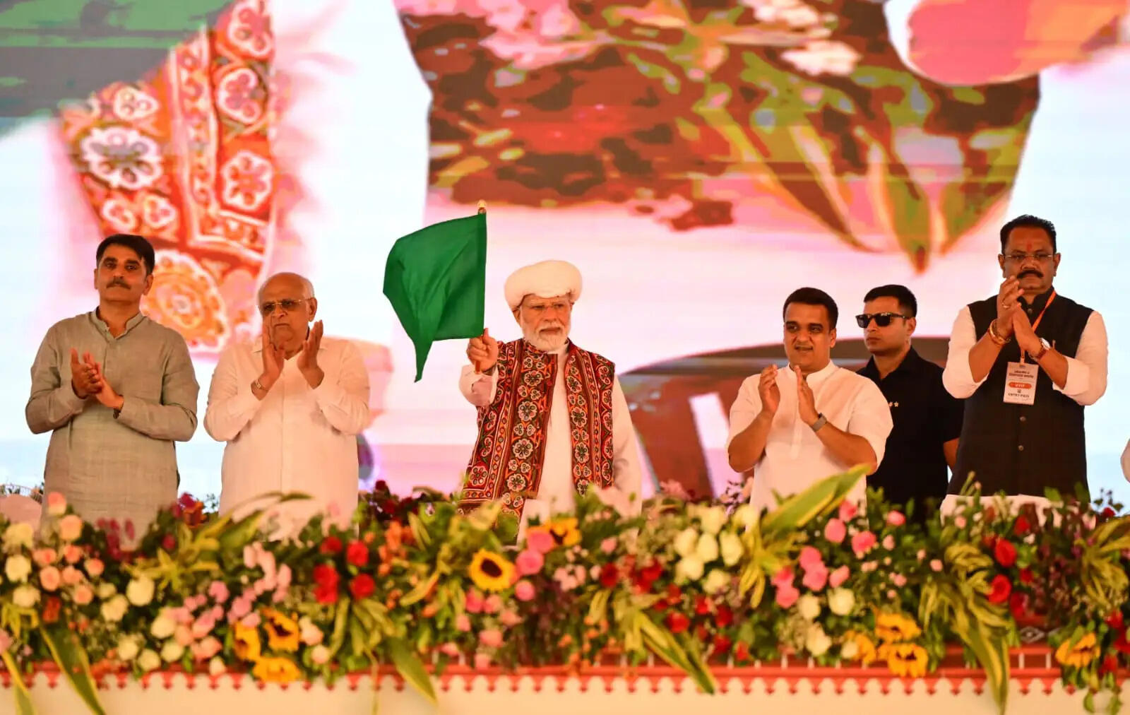 गुजरात को दो नई रेल सेवाओं की सौगात, प्रधानमंत्री मोदी ने दिखाई हरी झंडी