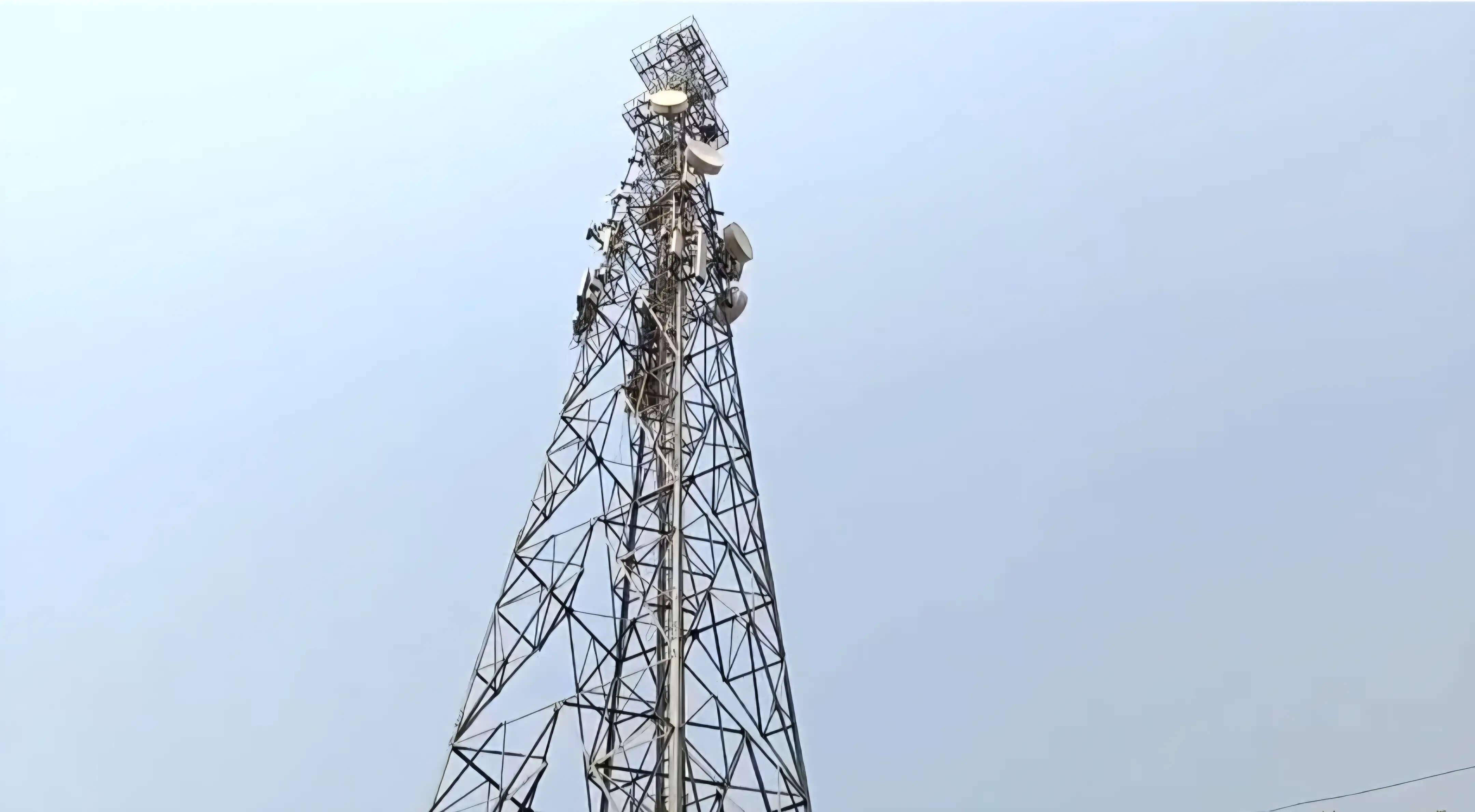 दाऊदपुर में प्रेम प्रसंग में मोबाइल टॉवर पर चढ़ी युवती शादी की जिद पर अड़ी है