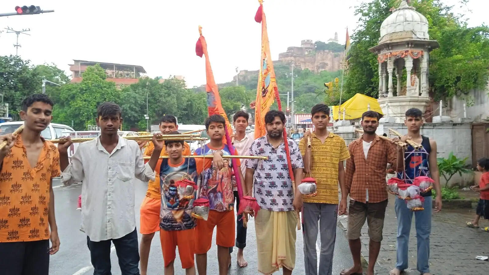 बारिश के बीच परवान चढ़ी शिवभक्ति: गलता से निकली कांवड़ियों की कतार