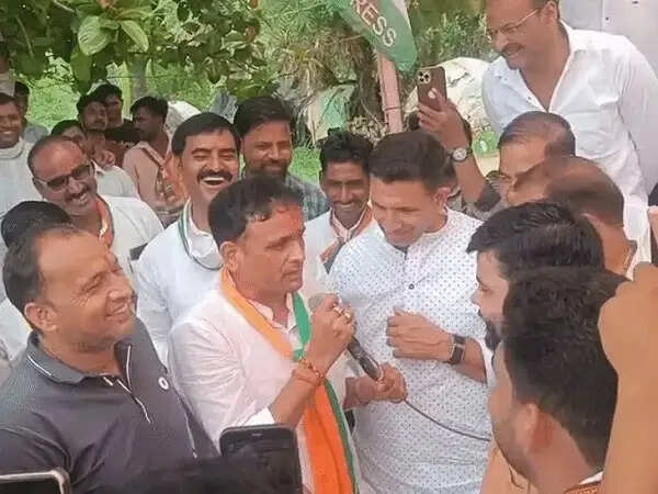 दतिया उपचुनाव: जीतू पटवारी ने मंच पर बुलाया भाजपा प्रत्याशी, बोले- दूर से जाओगे तो कैसे चलेगा?