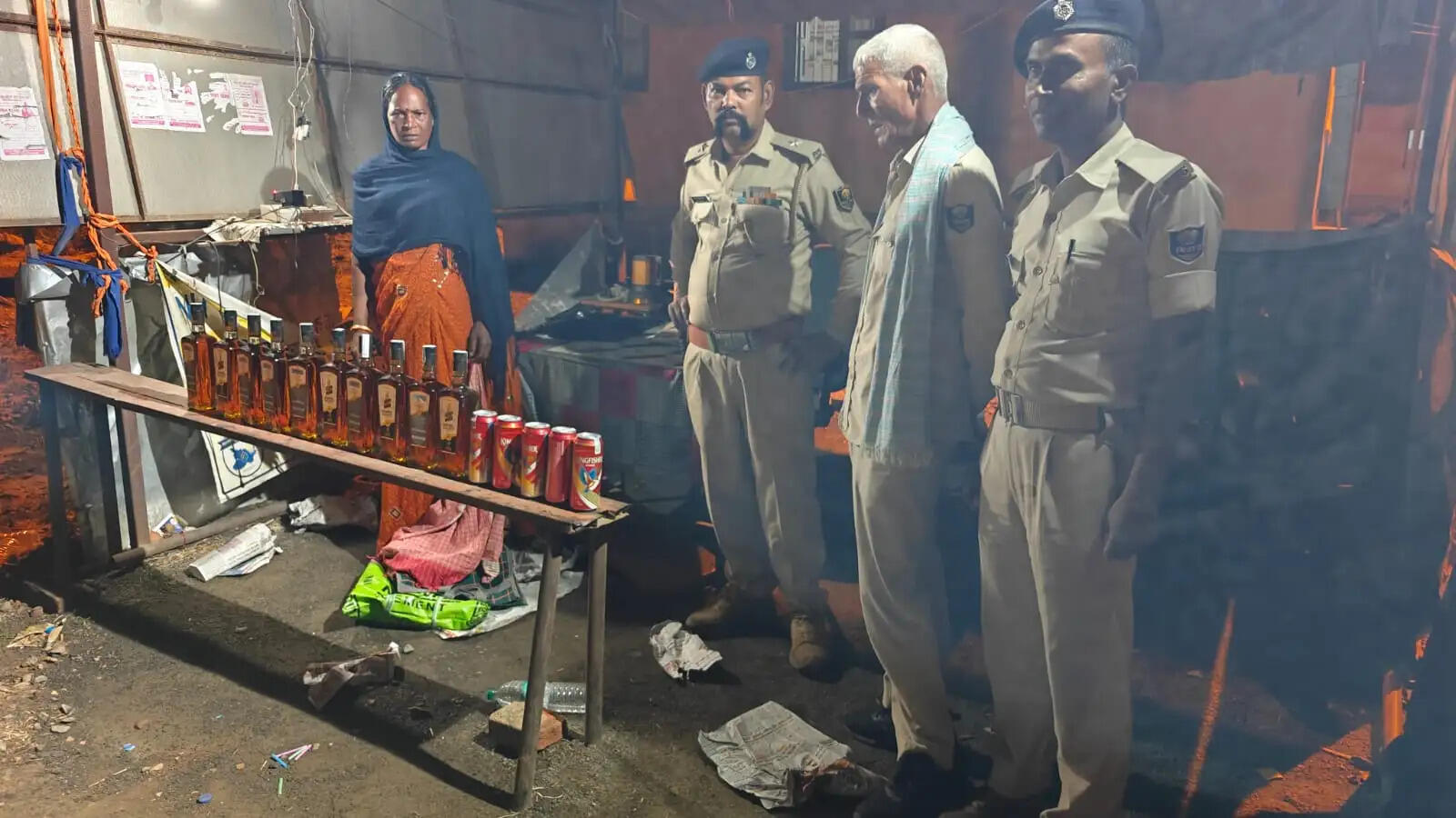 शराब के साथ तस्करी में जुटी महिला को उत्पाद बलों ने किया गिरफ्तार,शराब जब्त