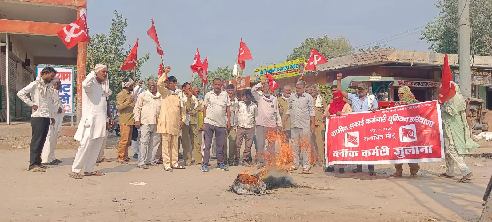 जींद : वेतन नहीं मिलने से नाराज ग्रामीण सफाई कर्मचारियों ने फूंका सरकार का पुतला