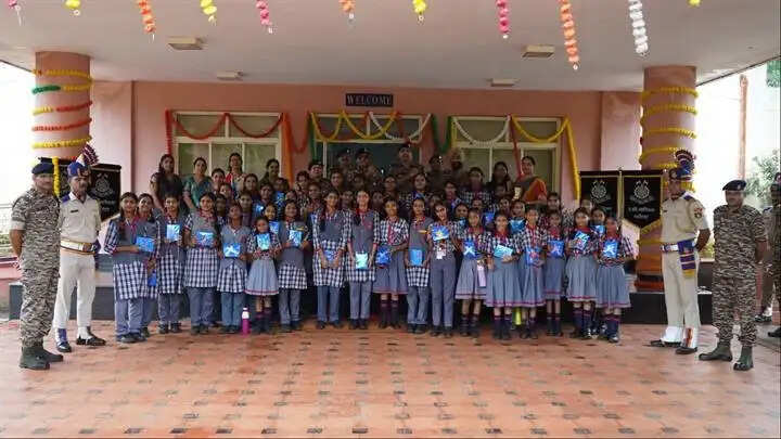ग्वालियरः राखी के धागों से जुड़ा सीआरपीएफ जवानों और बेटियों का भावनात्मक रिश्ता