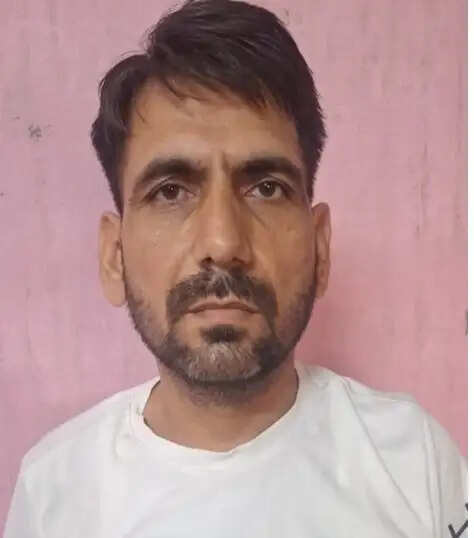 डमी अभ्यर्थी बैठाने वाला पन्द्रह हजार का इनामी एसओजी के हत्थे चढा