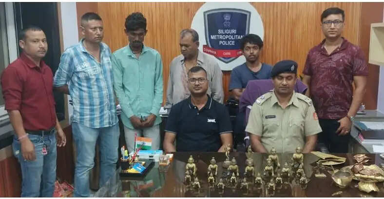 मठ से चोरी गई अष्टधातु मूर्तियां बरामद, तीन गिरफ्तार