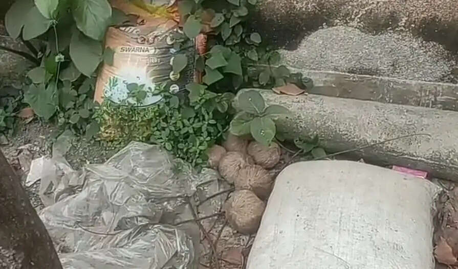 हाबरा में बूथ के पास बम बरामद, तृणमूल-भाजपा में आरोप-प्रत्यारोप तेज