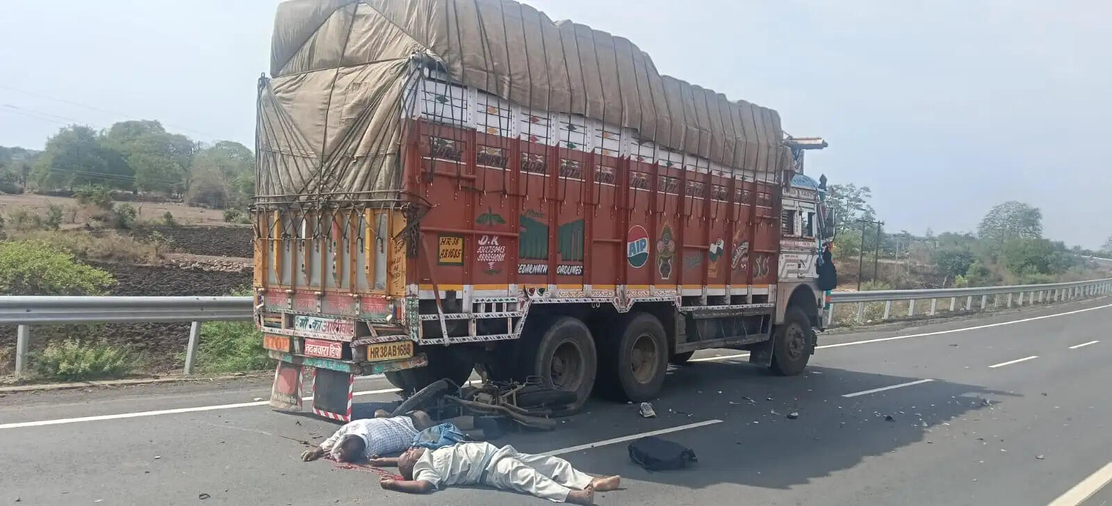 सागरः हाईवे पर खड़े ट्रक से टकराई तेज रफ्तार बाइक, दो युवकों की मौत