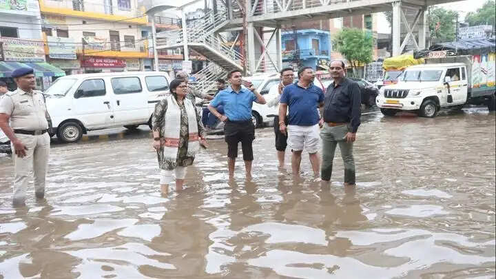 ग्वालियरः कलेक्टर ने लिया वर्षा के कारण जल भराव की स्थिति का जायजा