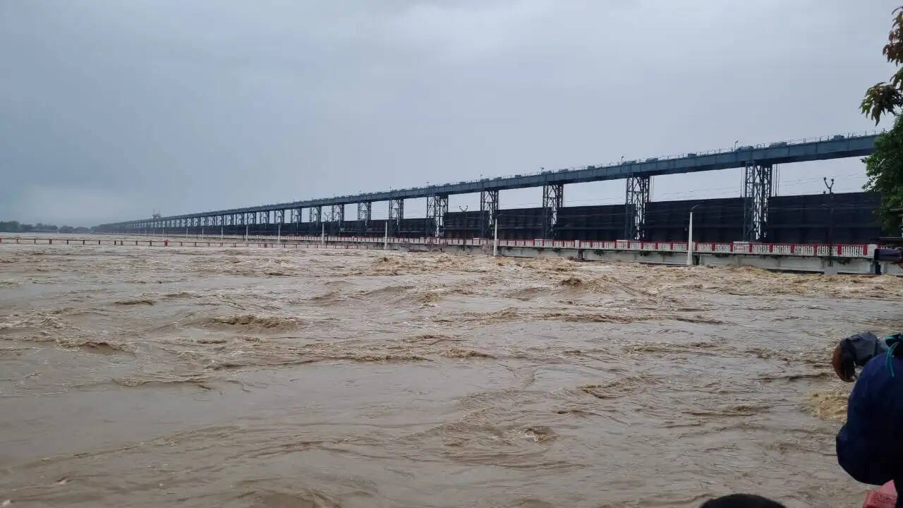 कोसी बराज से छोड़ा गया 1.25 लाख क्यूसेक से अधिक पानी, तटवर्ती इलाकों में बढ़ाई गई निगरानी