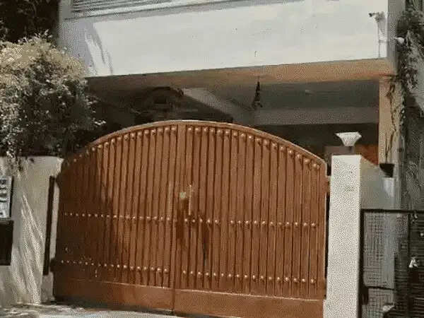 ट्विशा शर्मा केस: जेल में बंद रिटायर्ड जज गिरिबाला सिंह के सूने घर में चोरी की कोशिश, पुलिस का सायरन सुनते ही बदमाश फरार