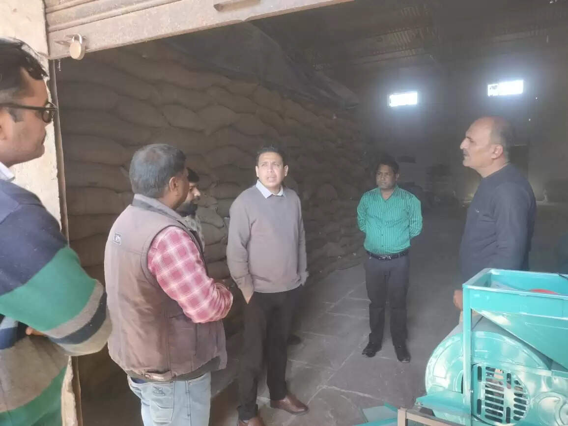 अनूपपुर: पुष्पराजगढ़ तहसील कार्यालय एवं उपार्जन केंद्र का कलेक्टर ने किया निरीक्षण