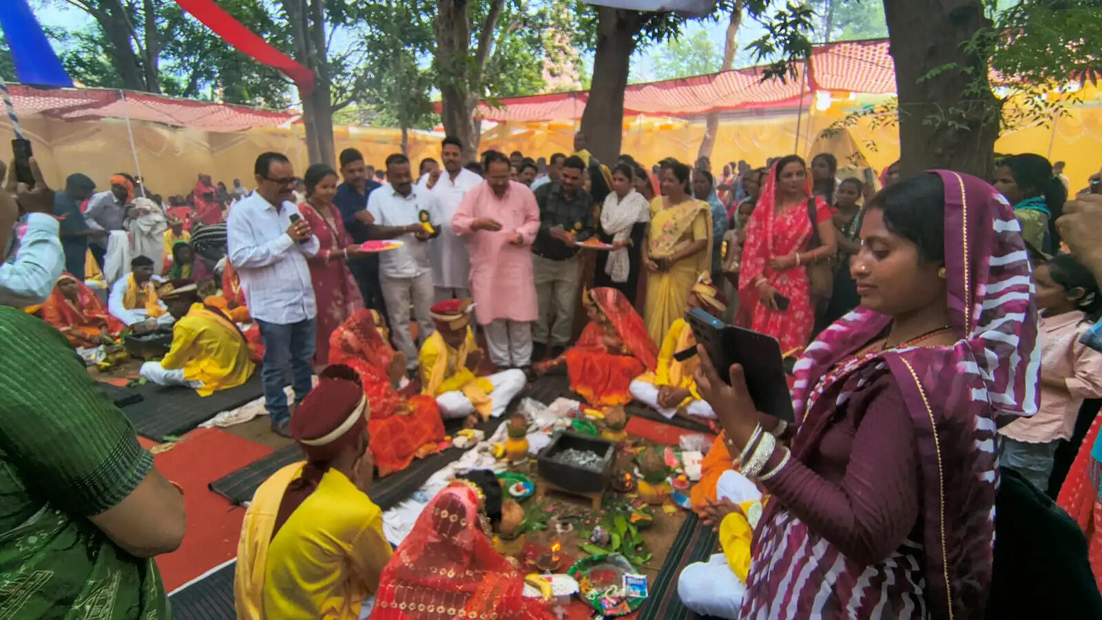 अंबिकापुर : मुख्यमंत्री कन्या विवाह योजना के तहत 45 जोड़े परिणय सूत्र में बंधे, विधायक ने दिया आशीर्वाद