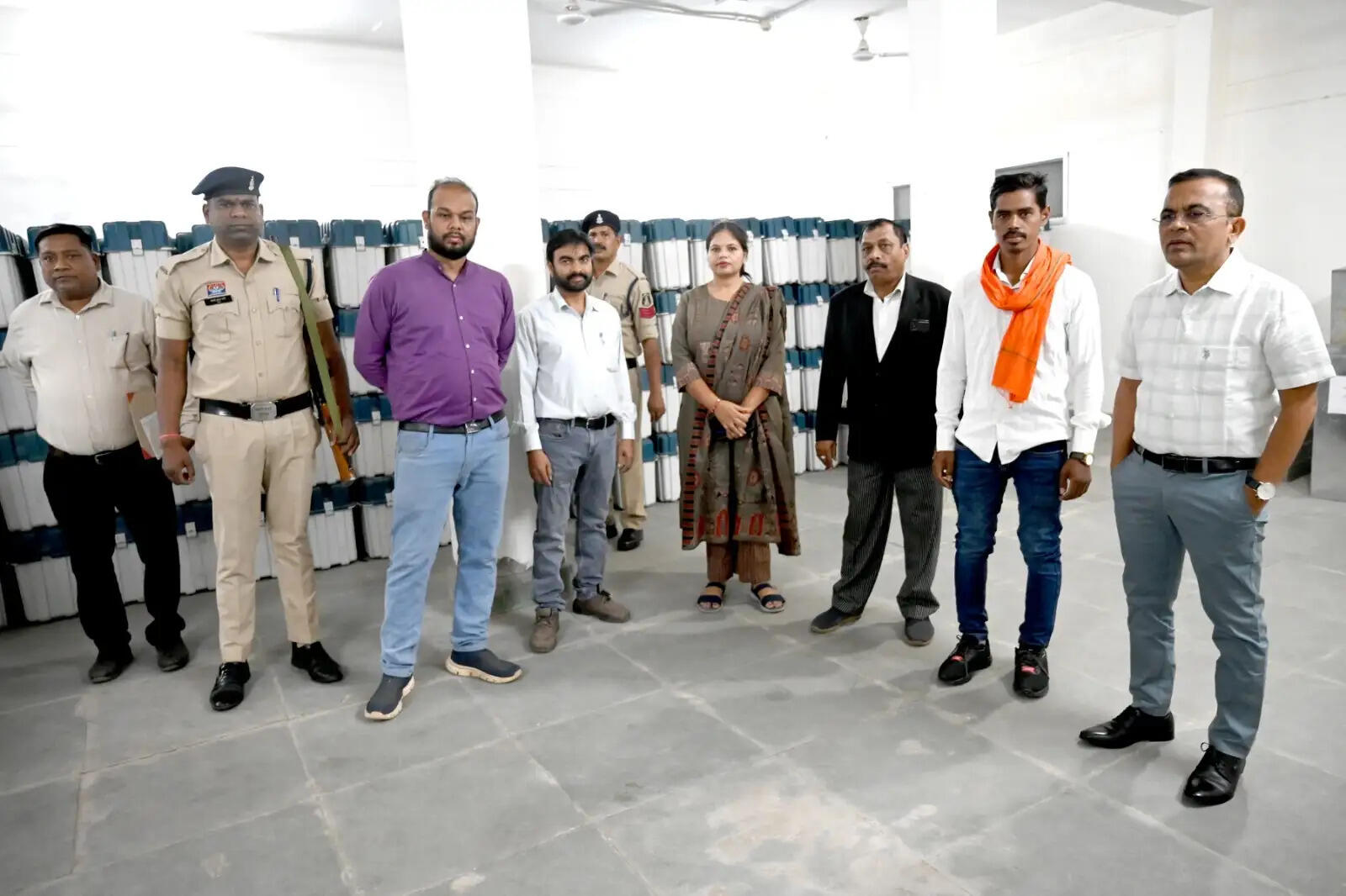 कलेक्टर एवं जिला निर्वाचन अधिकारी ने ईव्हीएम-व्हीव्हीपीएटी वेयरहाउस का किया निरीक्षण