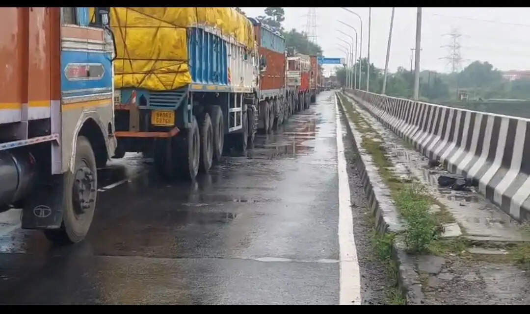 सड़क हादसे में दो युवकों की मौत