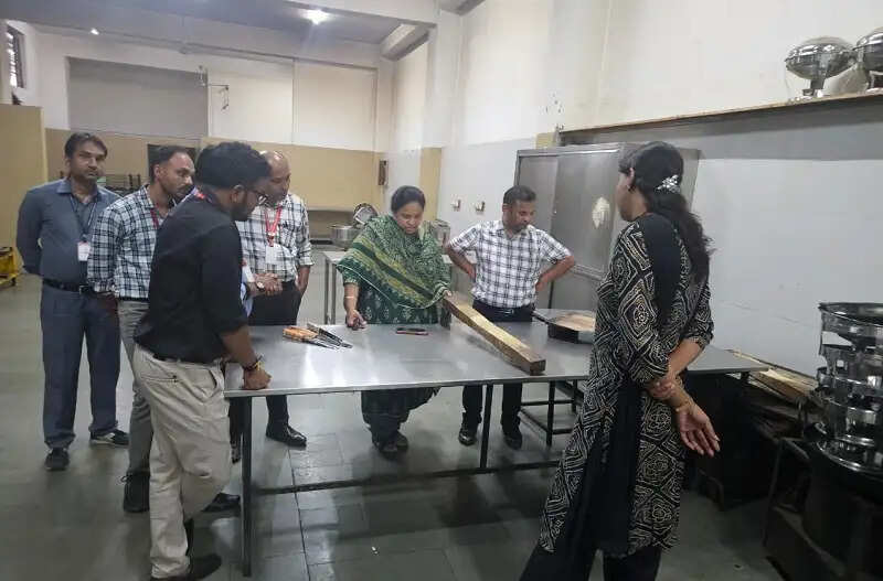इंदौरः खाद्य विभाग का विभिन्न प्रतिष्ठानों पर छापा, 1.35 लाख रुपये मूल्य का 208 किलो संदिग्ध घी जब्त