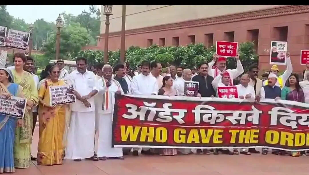 संसद परिसर में विपक्ष का प्रदर्शन, छात्रों पर कार्रवाई और राम मंदिर चढ़ावा विवाद पर सरकार को घेरा